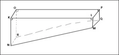 Une piscine de la forme semblable à la figure ci-dessus a pour mesures : 
KL = 11 m, LM = 0,90 m, KO = 7 m, KN = 2,10 m.
Quel est son volume ?
