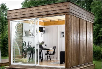 Sarah a une cabane en forme de cube. Elle décide de l'agrandir de 10%. Après l'agrandissement, le volume de la cabane est de 237,6 m³. 
Quelles étaient les mesures initiales de la cabane ?