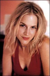 Julie Benz, quant � elle, incarne Darla, la sublime vampire qui donne naissance � Connor. Dans quel film avait-elle c�toy� la non moins 'charmante' Rose McGowan ?
