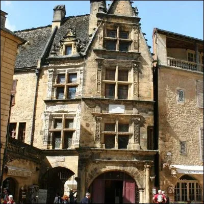 Quelle sous-pr&eacute;fecture de Dordogne, situ&eacute;e entre les rivi&egrave;res C&egrave;re et V&eacute;z&egrave;re, abrite la maison natale d�&Eacute;tienne de La Bo&eacute;tie ?