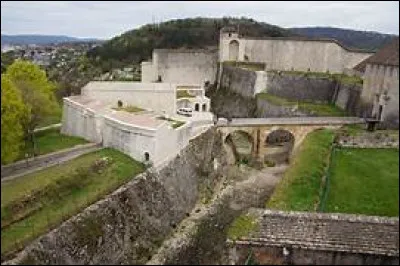 Le mot "Comté" est aujourd'hui un mot masculin, dans combien d'expressions est-il resté féminin ?