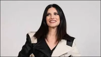 Dans les années 90, Laura Pausini a rencontré le succès avec sa chanson "La Solitudine".