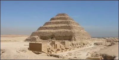 Imhotep est l'architecte de la pyramide à degrés de Saqqarah en Égypte.
