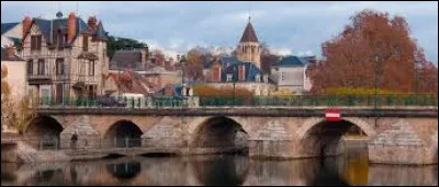 Vierzon est une ville située dans le département du Cher.