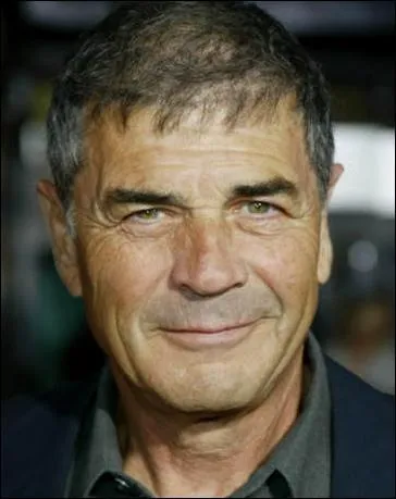 Robert Forster joue le Marshall Sisco, le pre de la belle Karen dans la srie. Ancien acteur de sries Z, Tarantino a un peu relanc sa carrire en 1997, en lui donnant le rle de Max Cherry dans :