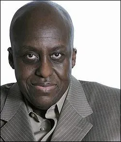 Dans 'Karen Sisco', Bill Duke est Amos Andrews. Souvent abonn aux rle de soldats, il a notamment assist Schwarzenegger dans un film mythique de John McTiernan. Lequel ?