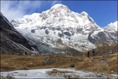Lors de la victoire d'un premier "8 000", en 1950, par qui Maurice Herzog était-il accompagné quand ils ont vaincu l'Annapurna ?