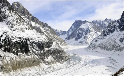 Les gens du terroir minimiseraient le problème... D'après une étude scientifique, au vu du réchauffement climatique, la Mer de glace (d'une longueur de 7 km) pourrait entièrement disparaître d'ici 70 à 80 ans. Où est située la Mer de glace ?