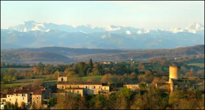 Quelle est cette petite région du sud du département, ancien comté s'entendant sur plusieurs vallées et le piémont pyrénéen ?