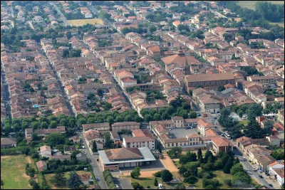 Quelle est cette ville de 9 000 habitants, située entre Toulouse et la Lomagne, au confluent de la Save et de la Garonne ?