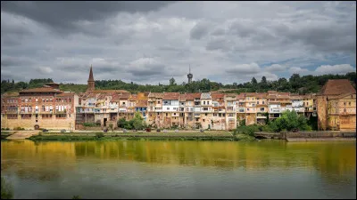 Quelle est cette ville de 6 000 habitants, située dans le nord du département en bordure du Tarn ?