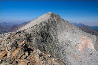 A quelle altitude situez vous le point culminant du département ?
