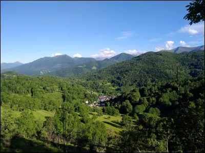 Quel est ce col routier, d'une altitude de 1 070 m, situé dans la partie pyrénéenne du département, souvent emprunté par le Tour de France cycliste entre la haute vallée de la Garonne et le Couserans ?