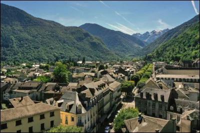 Quelle est cette ville de 2 000 habitants, station thermale et station de ski, située dans le sud du département, dans la vallée pyrénéenne de la Pique ?