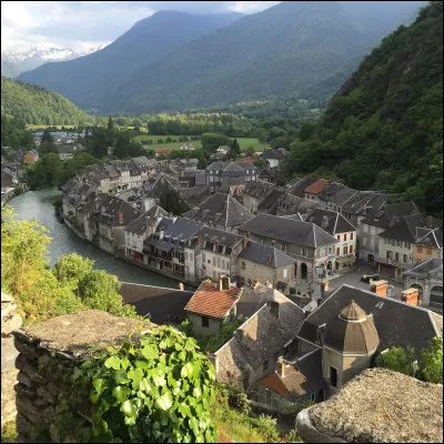 Pour quoi le village de Saint-Béat est-il connu ?