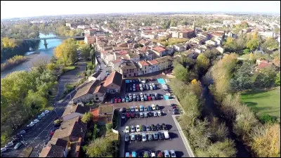 Quelle est cette ville de 25 000 habitants, sous-préfecture bordée par la Garonne ?