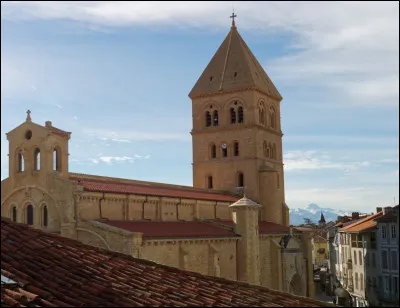 Quelle est cette ville de 11 600 habitants, sous-préfecture située dans le sud du département ?