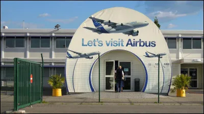 Quelle est cette ville de 26 000 habitants, connue pour être le site d'une importante industrie aéronautique et le siège d'Airbus ?