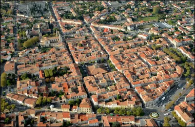 Quelle est cette ville de 9 600 habitants, située dans l'est du département aux limites du Tarn et de l'Aude ?