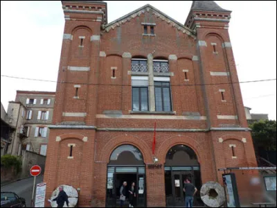 Quelle est cette ville de 10 000 habitants, située dans le sud est du département, dans la vallée de l'Ariège ?