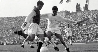 Quel club a atteint la finale à deux reprises, en 1956 en 1959, sans remporter la coupe, battu les deux fois par le Real Madrid ?