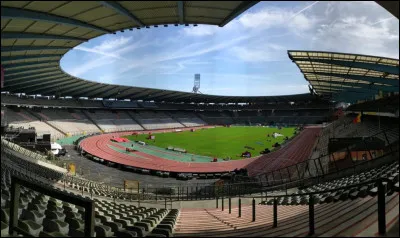 Quel club a remporté la coupe des vainqueurs de coupe en 1996 et a été finaliste de la Ligue des champions (C1) en 2020, battu par le Bayern Munich ?