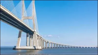 Le pont Vasco da Gama est situé au Portugal.
