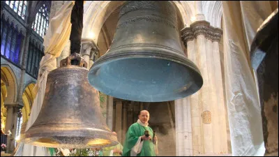 Combien y a-t-il de cloches au total sur le site de Notre-Dame de Paris ?