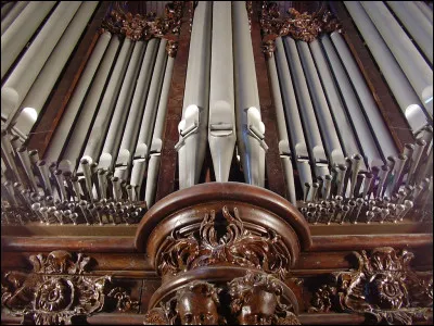 Quel est le nombre de tuyaux du grand orgue de Notre-Dame de Paris ?