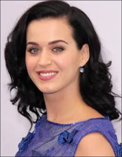 K = Katy Perry
Avec quel acteur célèbre est-elle en couple ?