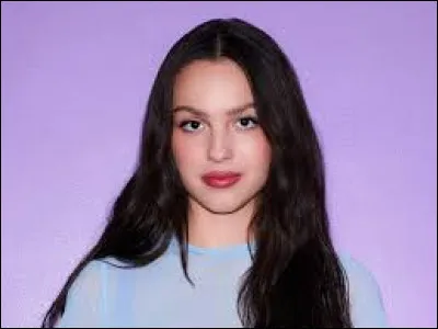 O = Olivia Rodrigo
De quelle origine est-elle ?