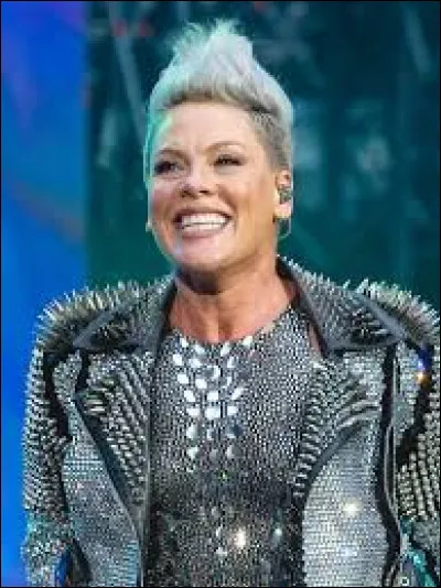 P = P !nk
Avec qui a-t-elle chanté dans le titre "Cover Me In Sunshine" ?