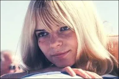 F = France Gall
Vrai ou faux ? Elle a gagné l'Eurovision en 1965.