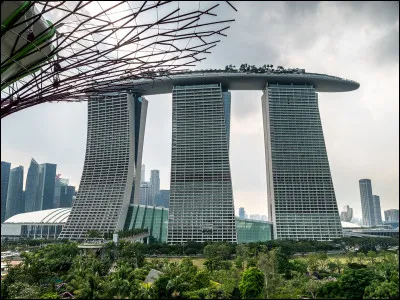 Dans quel animé apparaît l'hôtel bateau à Singapour ?