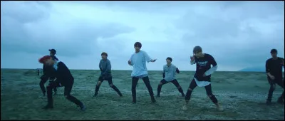 Leur première chanson est ''Save Me'' :