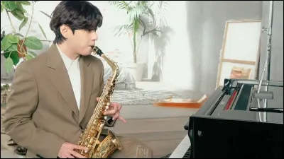 V sait jouer du saxophone :