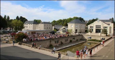 Quelle est cette ville de 7 500 habitants, situ&eacute;e au sud de Saumur, connue pour son parc zoologique ?
