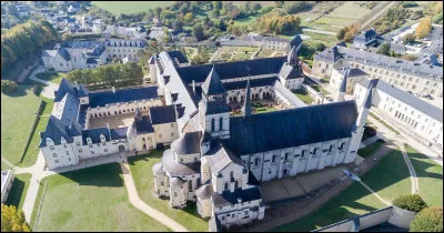 Quelle est ce bourg, situ&eacute; dans le sud-est du d&eacute;partement, aux limites de la Touraine et du Poitou, c&eacute;l&egrave;bre pour son abbaye Notre-Dame, n&eacute;cropole dynastique des Plantagen&ecirc;t ?