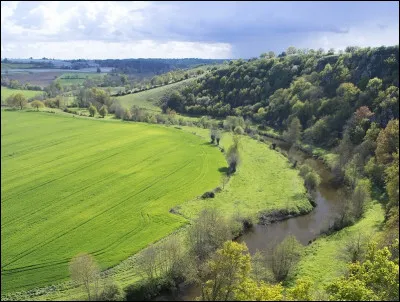 Quelle est cette petite r&eacute;gion naturelle, situ&eacute;e dans le sud-ouest du d&eacute;partement et s'&eacute;tendant sur la bordure du Massif armoricain ?