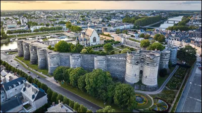 Que peut-on admirer dans les salles du ch&acirc;teau d'Angers ?