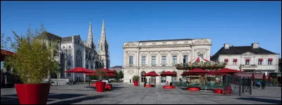 Quelle est cette ville, la deuxi&egrave;me du d&eacute;partement avec 54 000 habitants ?