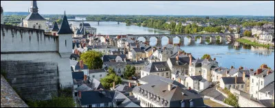 Quelle est cette ville de 26 000 habitants, situ&eacute;e sur les rives de la Loire ?