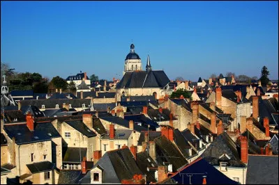 Quelle est cette petite ville de 3 700 habitants situ&eacute;e dans le nord-est du d&eacute;partement ?
