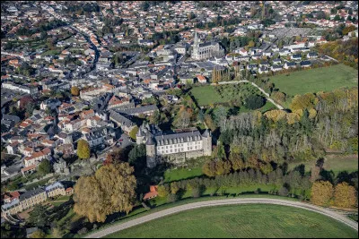 Quelle est cette ville de 6 900 habitants, situ&eacute;e dans les Mauges, dans le sud-ouest du d&eacute;partement, connue pour son ch&acirc;teau ?