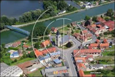 Nous sommes dans les Hauts-de-France, &agrave; Hem-Lenglet. Village de l'aire d'attraction Cambr&eacute;sienne, sur les bords de la Sens&eacute;e et du canal de Sens&eacute;e, il se situe dans le d&eacute;partement ...