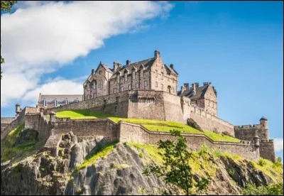 Voici le château fort d'Édimbourg, dans la ville du même nom, construit au XIIe siècle. Il s'élève sur un mont visible depuis toute la ville. Dans la culture, il est un des célèbres châteaux hantés du pays. Il attire donc de nombreux touristes chaque année. Dans quel pays se situe-t-il ?