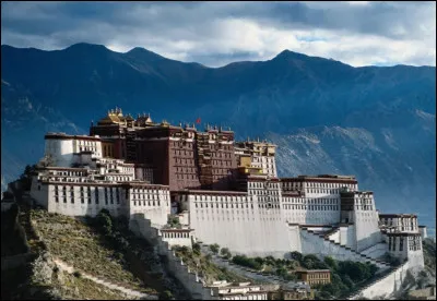 À Lhassa, au cur du Tibet, se trouve cet imposant palais, Potala. Classé à l'UNESCO, il était la résidence des dalaï-lamas, et incarnait le pouvoir spirituel. Il y a deux palais, un rouge et un blanc. Dans quel pays sommes-nous ?