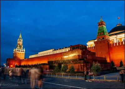 Le Kremlin à Moscou n'est pas véritablement un château mais plutôt une forteresse. À l'intérieur se trouvent de nombreux palais et églises protégés par les magnifiques murailles rouges. La forteresse abrite la résidence du président russe. Quel est le nom du président russe en 2024 ?