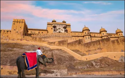 Le fort d'Amber se situe au Rajasthan, en Inde. Situé sur un mont, il surplombe un lac et la ville. Avec le Jal Mahal et le Hawa Mahal, il est l'une des principales attractions touristiques de la ville. Comme l'Alhambra en Espagne, il est constitué de nombreux arches et motifs de type Rajput. Dans quelle ville se situe-t-il ?