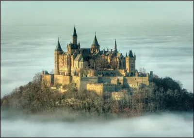 Voici le château de Hohenzollern, appartenant à la famille impériale allemande du même nom. Souvent dans les nuages, il est situé à plus de 800 mètres d'altitude. Dans quel Land allemand se situe-t-il ?